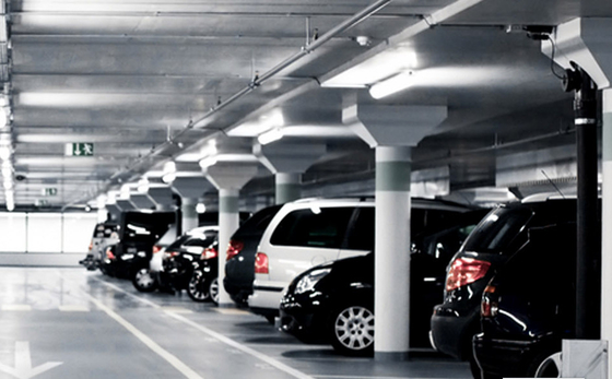 Ascenseur de voiture commerciale d'aéroport