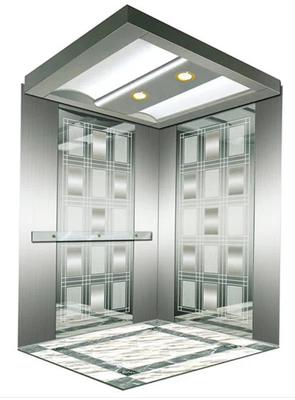 Miroir gravant à l'eau-forte l'ascenseur à la maison de villa