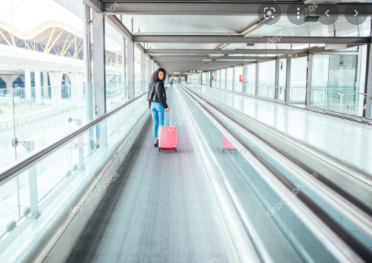 Escalator plat d'ODM dans le souterrain d'aéroport