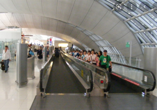 Escalator plat d'ODM dans le souterrain d'aéroport