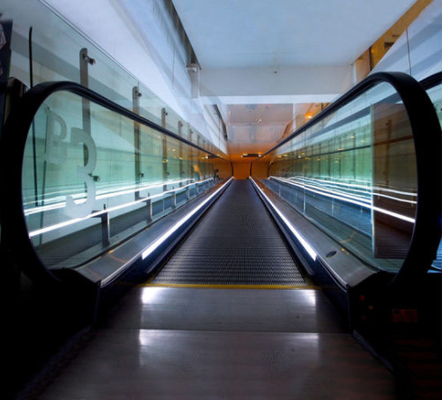 Escalator plat d'ODM dans le souterrain d'aéroport